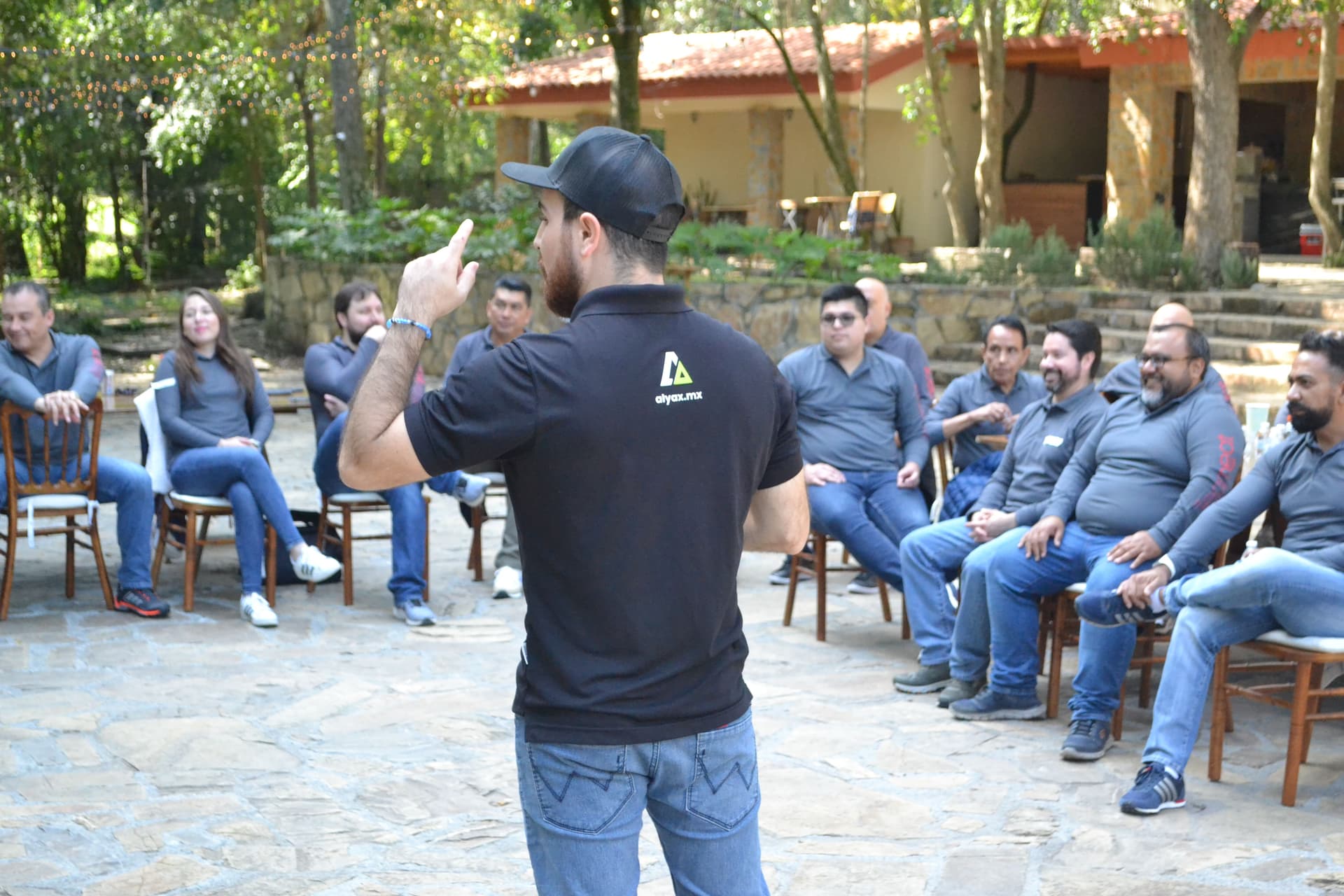Facilitador liderando una sesión al aire libre, enseñando estrategias para mejorar el desempeño del equipo